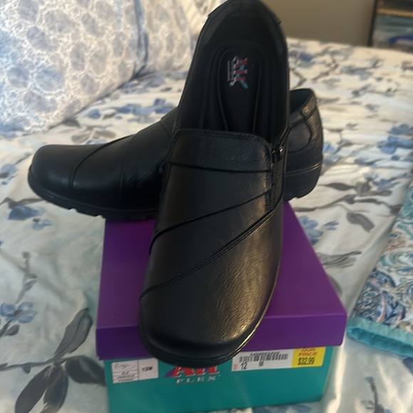 Black slip ons NEW - Picture 2 of 4